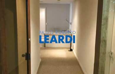 Imagem: O depósito possui 5 Vagas na garagem, 237m² de Área e está