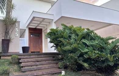 Imagem: A casa em condomínio possui 4 Dormitórios, 5 Banheiros, 2