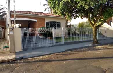 Imagem: A casa possui 2 Dormitórios, 1 Banheiro, 4 Vagas na garagem