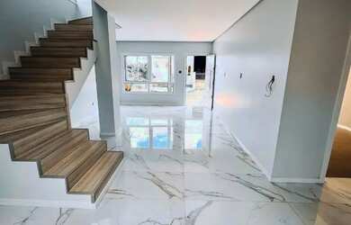 Imagem: A casa em condomínio possui 3 Dormitórios, 1 Banheiro, 2 Vagas