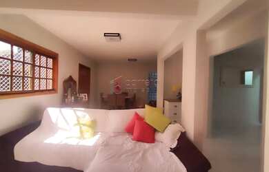 Imagem: A casa possui 3 Dormitórios, 4 Banheiros, 3 Vagas na garagem