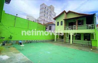 Imagem: A casa possui 5 Dormitórios, 4 Banheiros, 4 Vagas na garagem