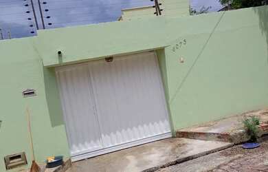 Imagem: A casa possui 3 Dormitórios, 2 Banheiros, 2 Vagas na garagem