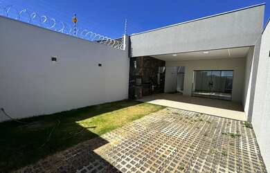 Imagem: A casa possui 3 Dormitórios, 1 Banheiro, 1 Vaga na garagem