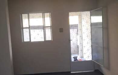 Imagem: A casa possui 2 Dormitórios, 1 Banheiro e está localizado