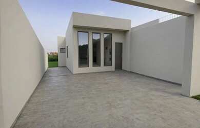 Imagem: A casa possui 3 Dormitórios, 3 Banheiros, 2 Vagas na garagem