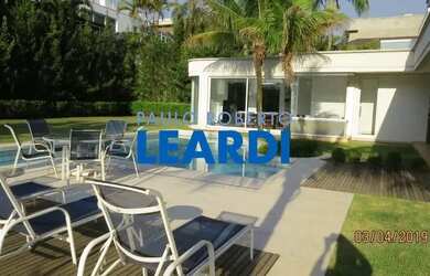 Imagem: A casa em condomínio possui 5 Dormitórios, 5 Banheiros, 5