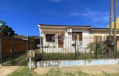 Imagem: A casa possui 4 Dormitórios, 3 Banheiros, 1 Vaga na garagem