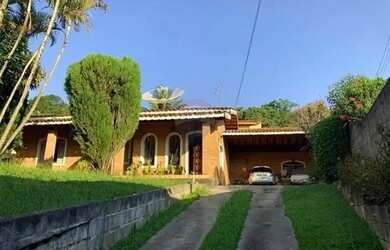 Imagem: A casa possui 3 Dormitórios, 2 Banheiros, 3 Vagas na garagem