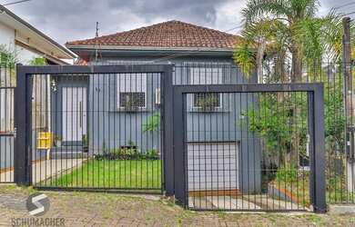 Imagem: A casa possui 4 Dormitórios, 2 Banheiros, 2 Vagas na garagem