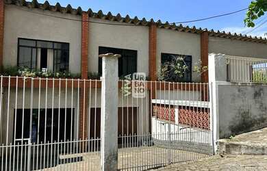 Imagem: A casa possui 3 Dormitórios, 2 Banheiros, 4 Vagas na garagem