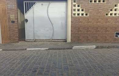 Imagem: A casa possui 2 Dormitórios, 1 Banheiro, 1 Vaga na garagem