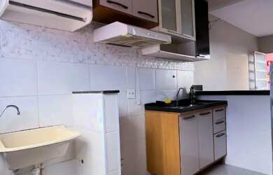 Imagem: O apartamento possui 2 Dormitórios, 1 Banheiro, 1 Vaga na garagem