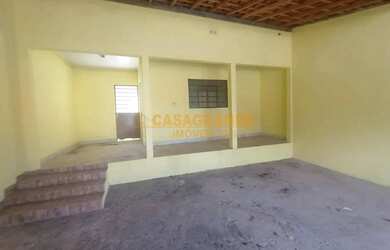 Imagem: A casa possui 2 Dormitórios, 2 Banheiros, 3 Vagas na garagem