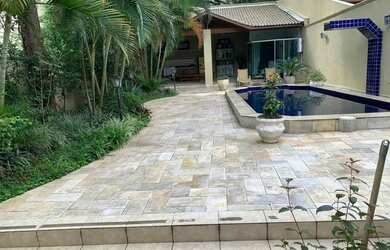 Imagem: A casa possui 4 Dormitórios, 5 Banheiros, 5 Vagas na garagem