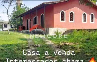 Imagem: A casa possui 3 Dormitórios, 1 Banheiro, 2 Vagas na garagem