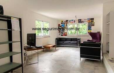 Imagem: A casa possui 5 Dormitórios, 3 Banheiros, 2 Vagas na garagem