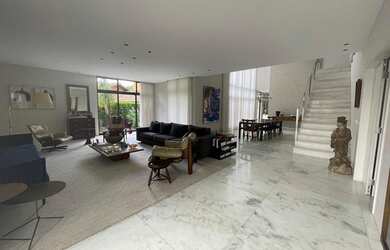 Imagem: A casa possui 4 Dormitórios, 5 Banheiros, 4 Vagas na garagem