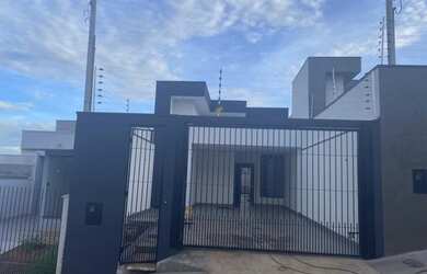 Imagem: A casa possui 3 Dormitórios, 2 Banheiros, 2 Vagas na garagem