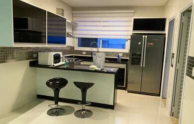 Imagem: A casa em condomínio possui 4 Dormitórios, 4 Banheiros, 4