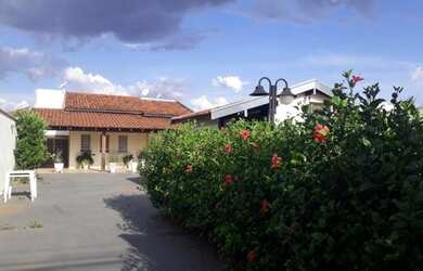 Imagem: A casa possui 3 Dormitórios, 3 Banheiros, 5 Vagas na garagem