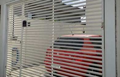 Imagem: A casa possui 2 Dormitórios, 2 Banheiros, 2 Vagas na garagem