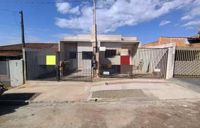 Imagem: A casa possui 3 Dormitórios, 1 Banheiro, 1 Vaga na garagem