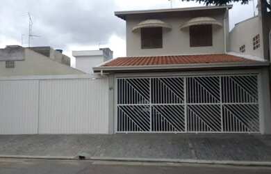 Imagem: A casa possui 3 Dormitórios, 3 Banheiros, 215m² de Área e