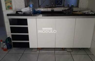 Imagem: A casa possui 3 Dormitórios, 1 Banheiro, 1 Vaga na garagem