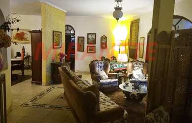 Imagem: A casa possui 5 Dormitórios, 4 Banheiros, 2 Vagas na garagem