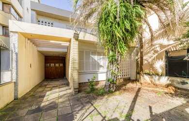 Imagem: A casa possui 5 Dormitórios, 3 Banheiros, 3 Vagas na garagem