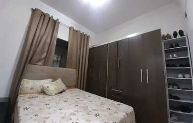 Imagem: A casa possui 3 Dormitórios, 1 Banheiro, 1 Vaga na garagem