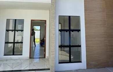 Imagem: A casa possui 2 Dormitórios, 1 Banheiro, 2 Vagas na garagem