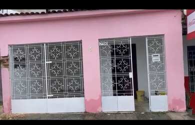 Imagem: A casa possui 3 Dormitórios, 2 Banheiros, 1 Vaga na garagem