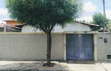 Imagem: A casa possui 4 Dormitórios, 3 Banheiros, 1 Vaga na garagem