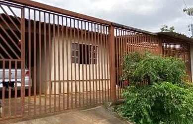 Imagem: A casa possui 2 Dormitórios, 1 Banheiro, 2 Vagas na garagem