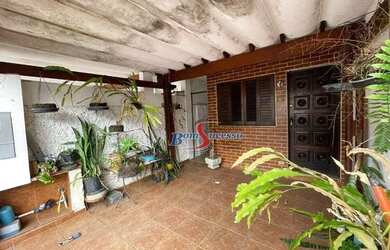 Imagem: A casa possui 2 Dormitórios, 3 Banheiros, 1 Vaga na garagem