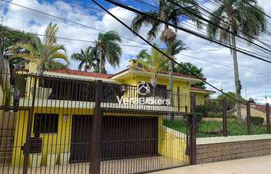 Imagem: A casa possui 5 Dormitórios, 4 Banheiros, 4 Vagas na garagem