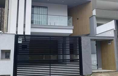 Imagem: A casa possui 3 Dormitórios, 3 Banheiros, 2 Vagas na garagem