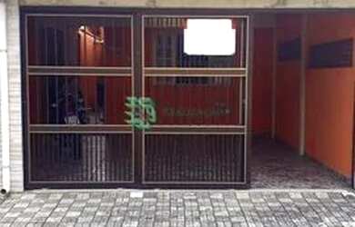 Imagem: A casa possui 3 Dormitórios, 1 Banheiro, 2 Vagas na garagem