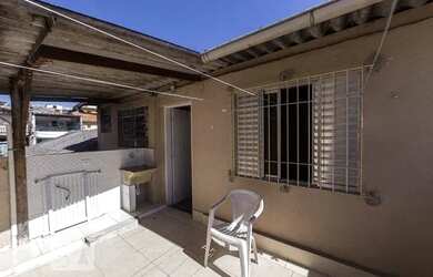 Imagem: A casa possui 2 Dormitórios, 1 Banheiro, 2 Vagas na garagem