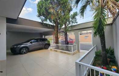 Imagem: A casa possui 3 Dormitórios, 5 Banheiros, 2 Vagas na garagem