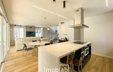 Imagem: A casa em condomínio possui 4 Dormitórios, 3 Banheiros, 2