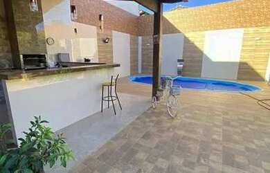 Imagem: A casa possui 3 Dormitórios, 2 Banheiros, 2 Vagas na garagem