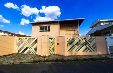 Imagem: A casa possui 3 Dormitórios, 4 Banheiros, 5 Vagas na garagem