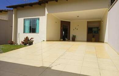 Imagem: A casa possui 3 Dormitórios, 2 Banheiros, 4 Vagas na garagem