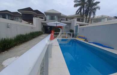 Imagem: A casa em condomínio possui 4 Dormitórios, 5 Banheiros, 4