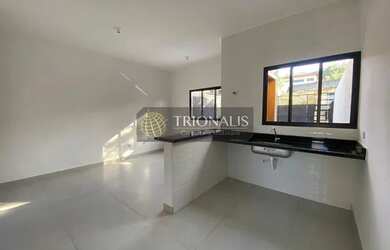 Imagem: A casa possui 2 Dormitórios, 2 Banheiros, 2 Vagas na garagem