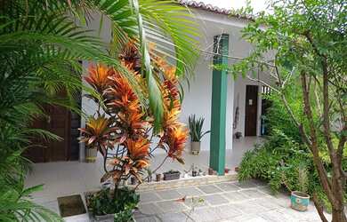 Imagem: A casa possui 3 Dormitórios, 3 Banheiros, 4 Vagas na garagem