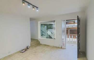 Imagem: A casa possui 4 Dormitórios, 5 Banheiros, 1 Vaga na garagem